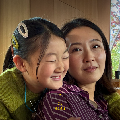 С използвана функция 2x Telephoto, зуум на двойка прегръщащи се