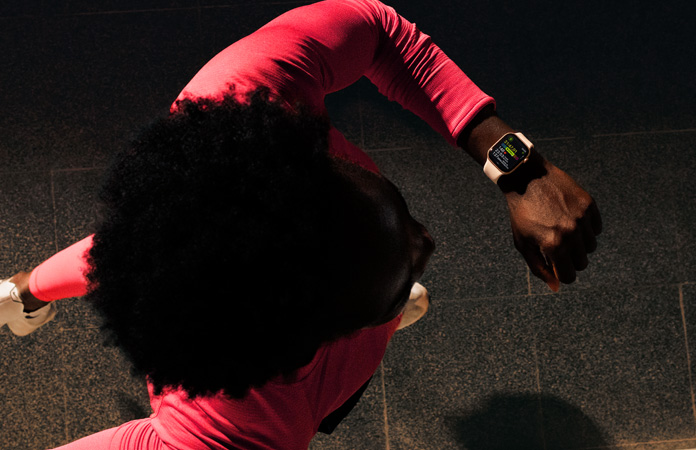 Uma pessoa checa seu progresso no app Exercício do Apple Watch Series 11 enquanto corre