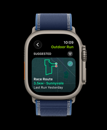 Apple Watch Ultra 3, natural colour, titanium case, Race Route, Outdoor Run workout, band, Trail Loop, blue/bright blue colour