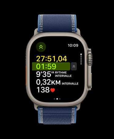 Apple Watch Ultra 3, naturel, boîtier en titane, données détaillées sur une séance de course à l’extérieur, bracelet, Sentier, bleu/bleu vif