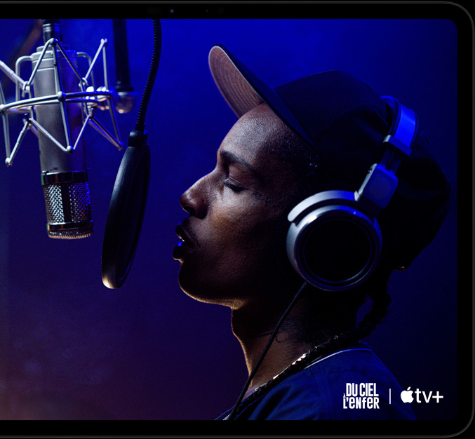 Un iPad Pro, orientation paysage, face avant, noir infini, coins arrondis, bordure d’écran noire, l’écran affiche sur AppleTV+ une scène du film Apple Originals Du ciel à l’enfer, avec ASAP Rocky dans le rôle de Yung Felon chantant du rap dans un microphone 