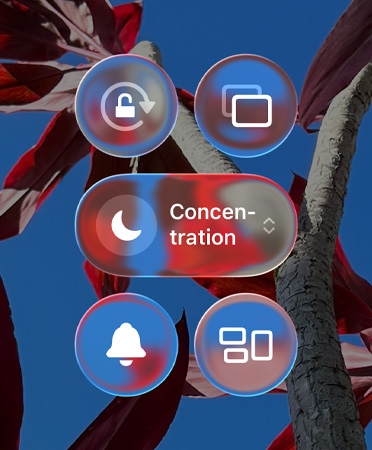 Écran d’accueil coloré d’un iPhone avec des apps et widgets transparents en Liquid Glass