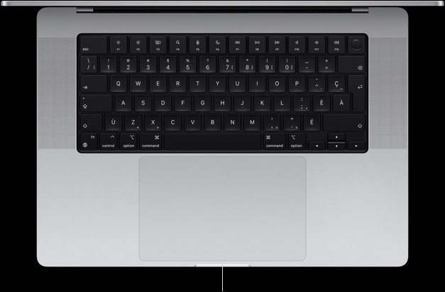 Vue en plongée d’un MacBook Pro 16 pouces ouvert montrant le pavé-pression situé sous le clavier