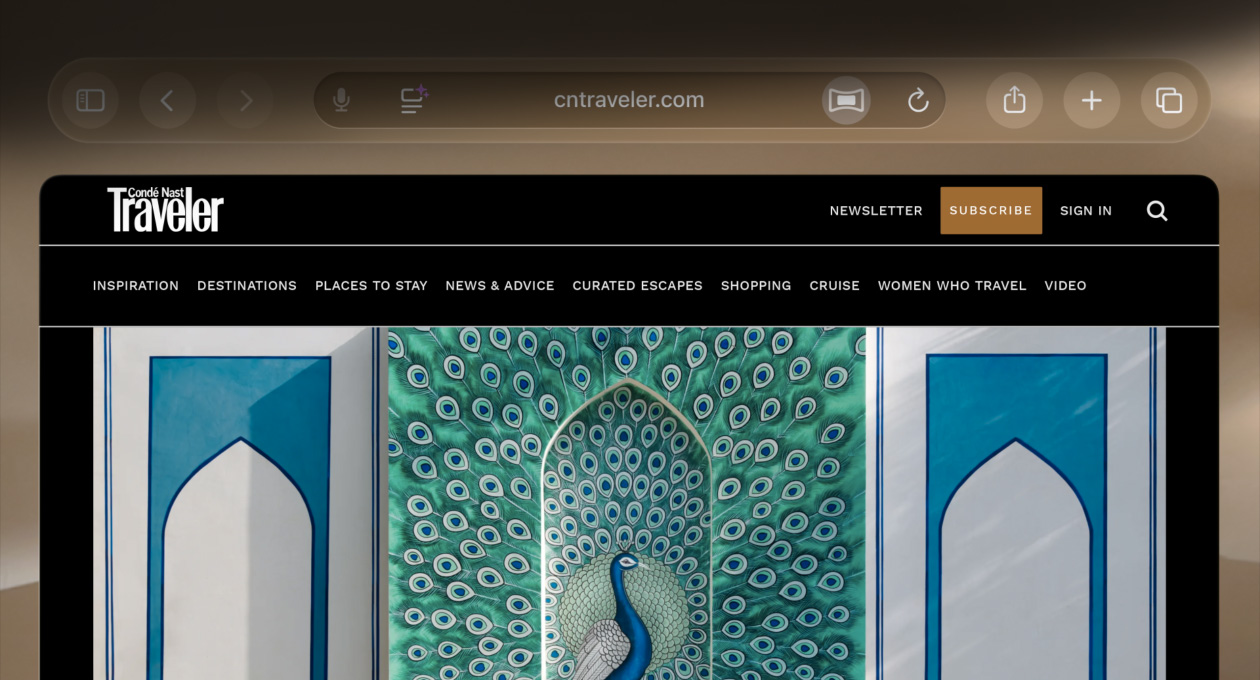 Page web dans Safari présentant une scène spatiale intégrée d’un salon et de longs couloirs en arrière-plan