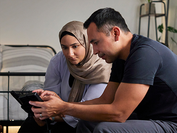 兩位 Apple 機器學習和人工智慧團隊的員工看著一部 iPad。