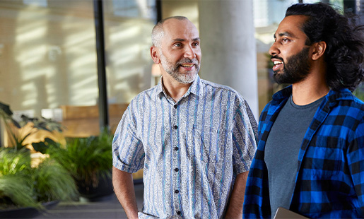 Dragos 與同事交談。