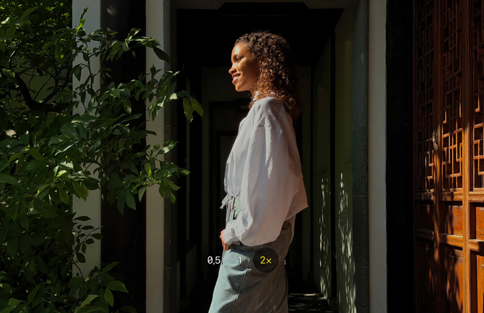 Bild einer Frau, das mit dem 2x Tele-Zoom Kamera Feature aufgenommen wurde