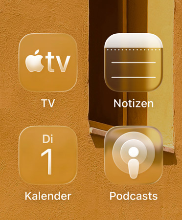 Ein Raster mit vier transluzenten App Symbolen für die Apple TV App, Notizen, Kalender und Podcasts, bricht sie gegen den Hintergrund