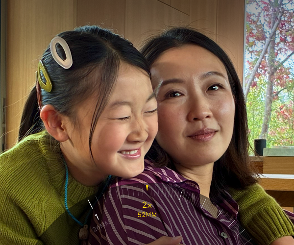 Kasutatakse kahekordse telefoto funktsiooni, suumitakse kahte inimest kallistamas