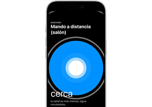 Un iPhone que se usa para encontrar el mando Siri Remote
