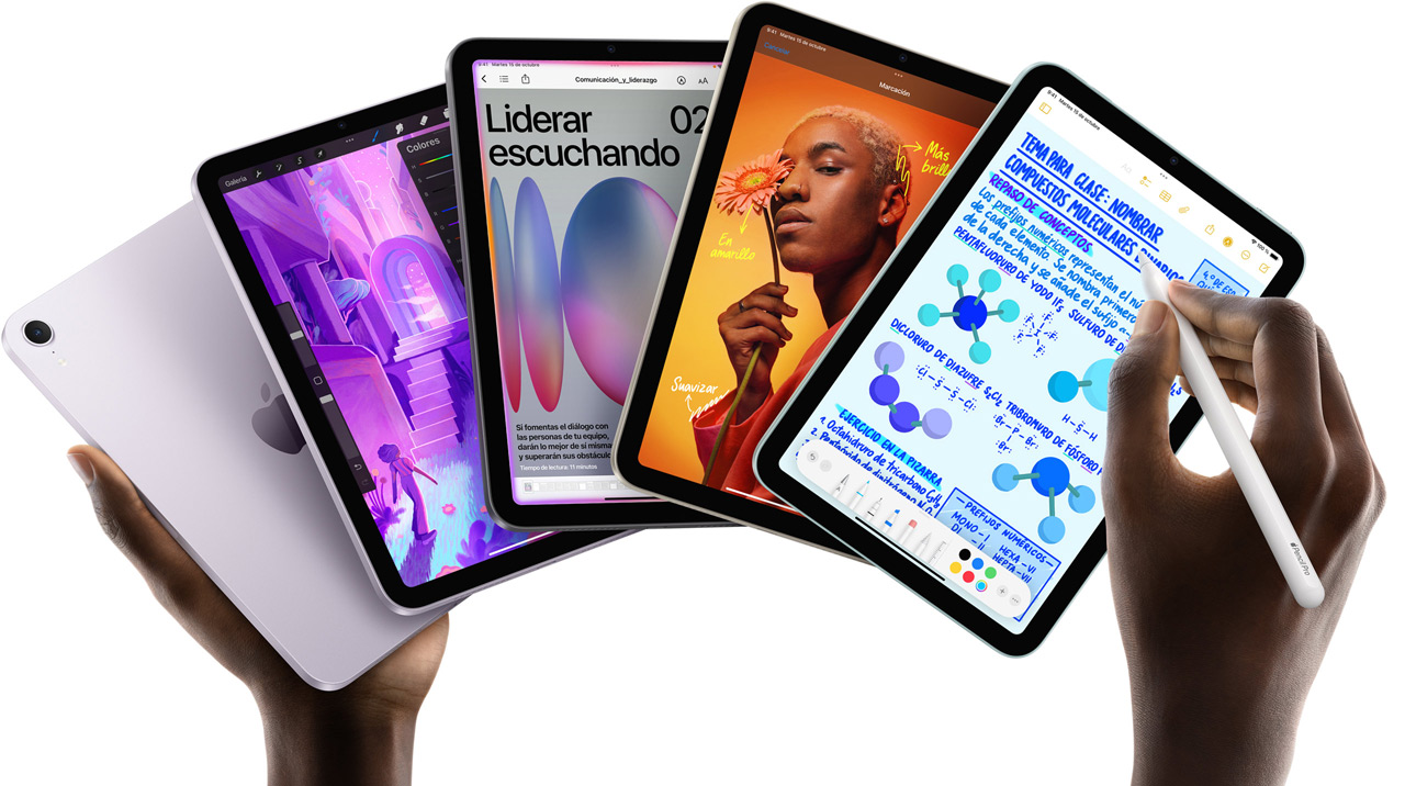 Las manos de una persona sujetan cinco modelos de iPad mini desplegados en forma de abanico. Un modelo muestra la cámara trasera y los otros cuatro se ven de frente. Se ve un Apple Pencil Pro que se está usando para tomar notas.
