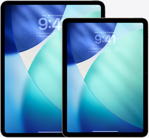 Un iPad y un iPad Air, uno al lado del otro y en posición vertical. El iPad Air se superpone al iPad. La pantalla de bloqueo muestra la hora en Liquid Glass translúcido.