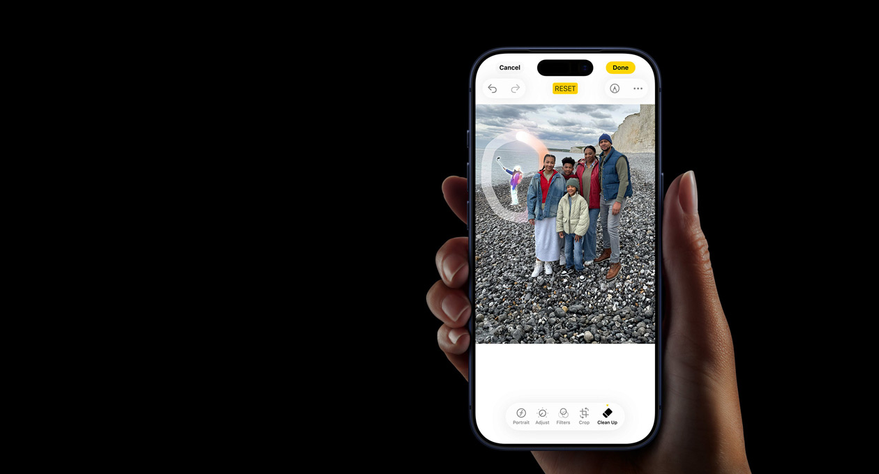 Mão a segurar um iPhone 17 Pro, a mostrar a funcionalidade Tradução em tempo real da Apple Intelligence durante uma chamada