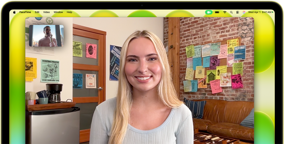 MacBook Neo i farven citrus med kamera over skærmen og et FaceTime-videoopkald på skærmen