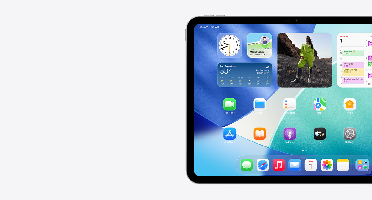 En iPad i vandret position. Kun venstre side af skærmen er synlig, og den viser hjemmeskærmen med widgets i en stak med blandt andet et transparent klokkeslæt med Liquid Glass-effekt, Find-appen, Vejr-widgetten, to rækker med mindre apps og Dock.
