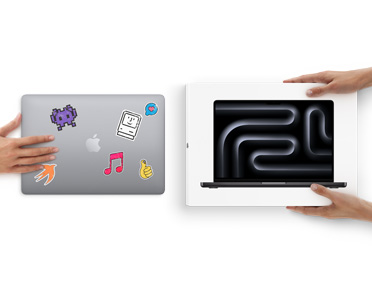 En hånd fører en MacBook med klistermærker på ydersiden hen mod to hænder, der holder en spritny MacBook