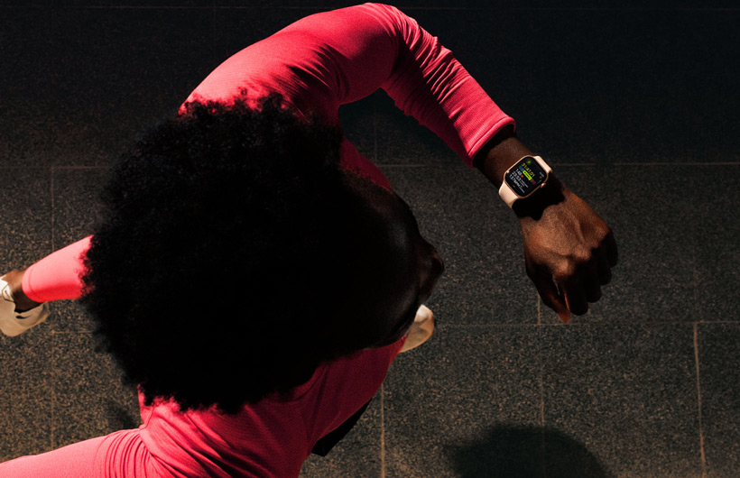 Une personne en train de courir suit sa progression sur l’app Exercice d’une Apple Watch Series 11