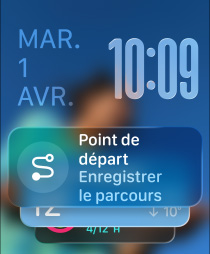 Trois modèles d’Apple Watch, celle du centre en coloris naturel affiche le Défilement intelligent avec le widget Point de départ, celle de droite en finition noir de jais affiche l’écran Exercice, celle de gauche en finition or rose affiche le Score de sommeil