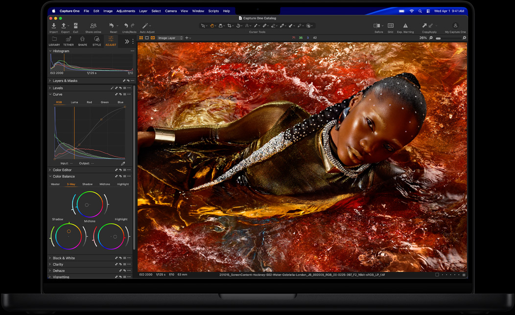Egy emberről készült fotó szerkesztése a Capture One-ban, egy MacBook Pro kijelzőjén