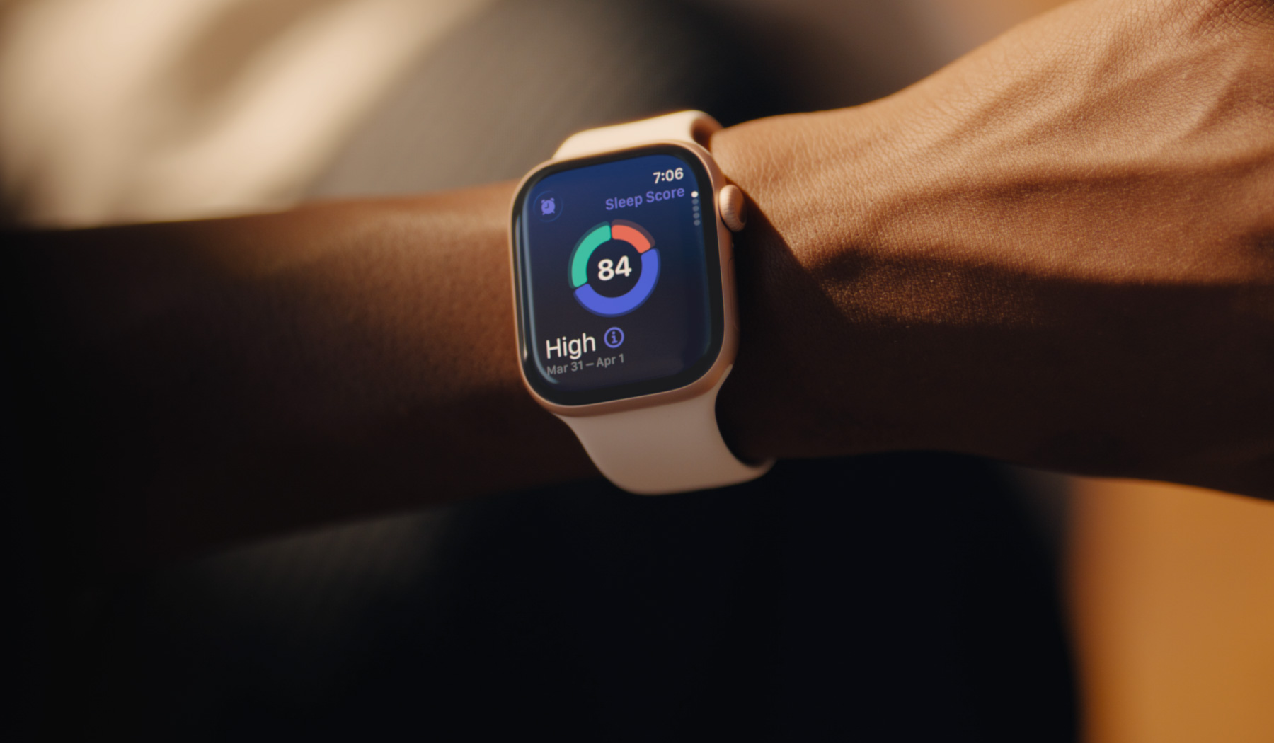 Seseorang mendapatkan pemberitahuan kemungkinan hipertensi di Apple Watch Series 11