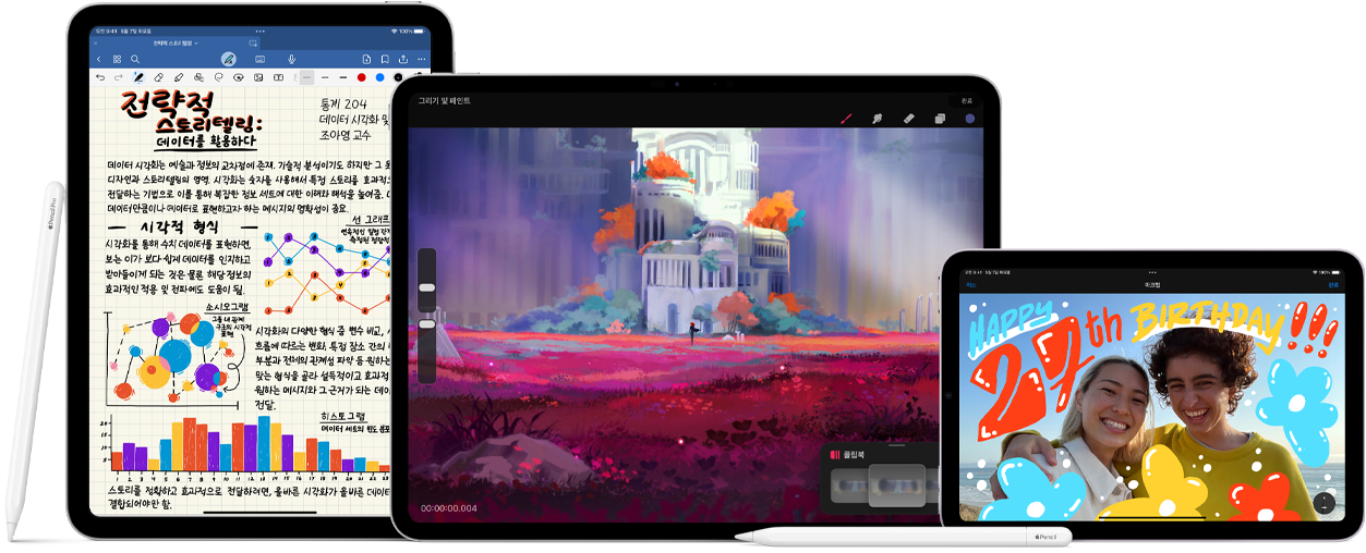 여러 대의 iPad 기기 옆에 Apple Pencil Pro와 Apple Pencil(USB-C)이 놓여 있는 이미지. iPad 화면에는 Apple Pencil로 작성된 손글씨 메모와 다채로운 일러스트가 표시되어 있습니다.