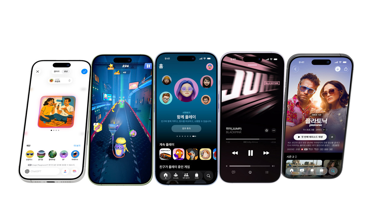 화면에 다양한 앱이 표시되어 있는 여러 색상의 iPhone 17 기기들