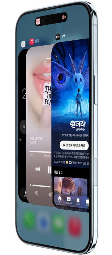 앱 전환기 기능으로 시계, 음악, Apple TV 앱을 펼쳐 놓은 모습을 보여주는 iPhone Air 앞면과 비스듬하게 보이는 옆면