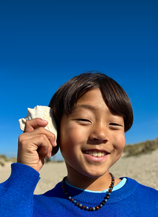 Bilde uzņemta ar 48 MP Fusion kameru, kuras fokusā ir cilvēka seja, izmantojot nākamās paaudzes portreta funkciju