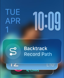 三款 Apple Watch 型號；中間的 Apple Watc 配備原色鈦金屬錶殼，錶面顯示回溯小工具的智慧型疊放提示；右方的 Apple Watc 配備午夜暗色錶殼，錶面顯示體能訓練 app 畫面；左方的 Apple Watc 配備玫瑰金色錶殼，錶面顯示睡眠分數畫面