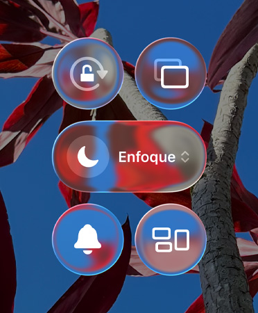 Pantalla de inicio colorida de un iPhone que muestra widgets y apps transparentes en Liquid Glass