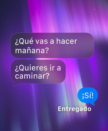 Imagen donde se ve una foto de la aurora boreal como fondo de un chat grupal en Mensajes