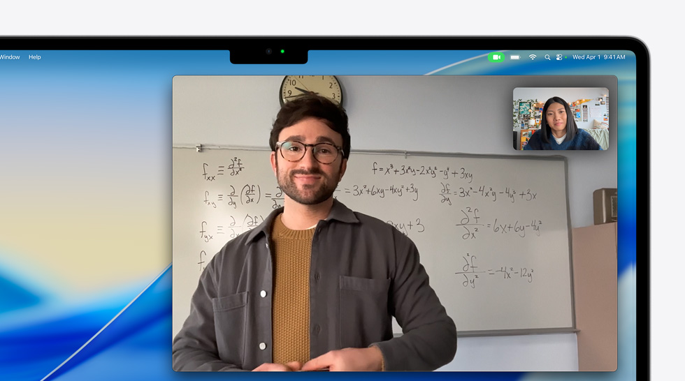 Wideorozmowa na MacBooku Air, widać dwie osoby rozmawiające ze sobą, funkcja Centrum uwagi utrzymuje je w środku kadru, nawet gdy się poruszają