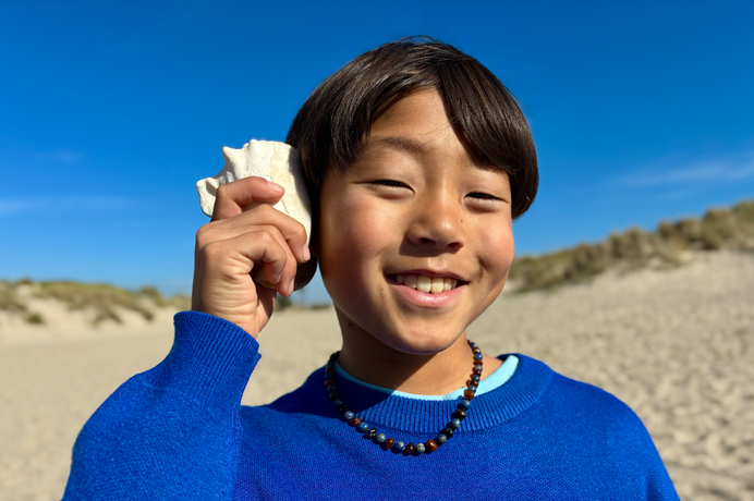 Fotografie realizată folosind camera Fusion de 48 MP, cu funcția Noua generație de portrete activată, cu focalizare pe fața unei persoane