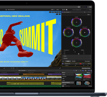 Čiastočný pohľad na obrazovku MacBooku Air s rozpracovanými úpravami videa ukazuje schopnosti čipu M5