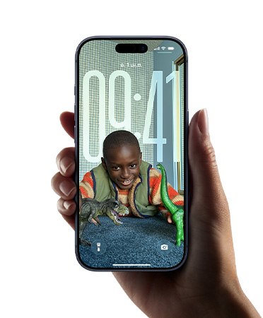 มือหนึ่งถือ iPhone ที่แสดงดีไซน์ Liquid Glass แบบใหม่ โดยเวลาบนหน้าจอล็อคจะปรับเปลี่ยนอย่างลื่นไหลให้เข้ากับภาพพื้นหลังแบบไดนามิก