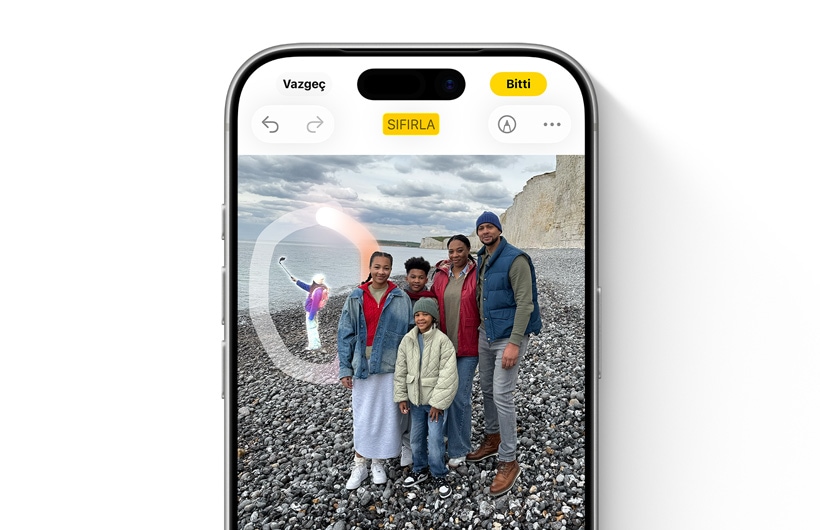 Düzeltme deneyiminin kullanıcı arayüzünde, bir fotoğrafın arka planında bulunan ve kaldırılmak üzere seçilerek vurgulanmış bir nesne gösteriliyor