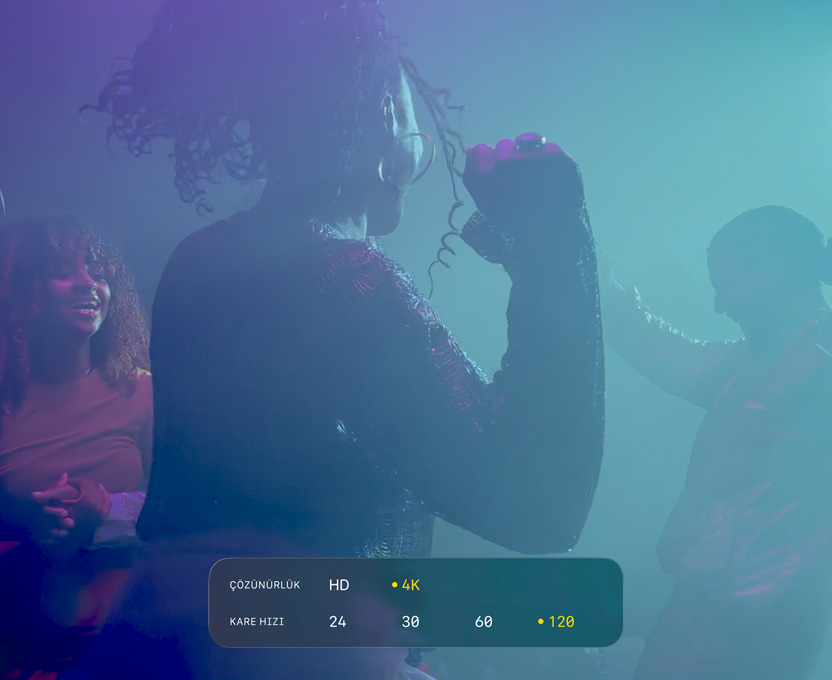 Loş ışıkta dans eden üç kişinin videosunun bulunduğu bir ekran ile saniyede 120 kare 4K Dolby Vision özelliği gösteriliyor