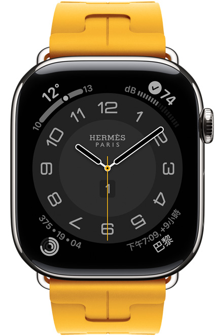 Apple Watch Hermès Series 11，搭配銀色鈦金屬錶殼，採用 Circulaire 指針錶面 (顯示時針、分針、秒針，以及多項複雜功能，包括天氣、活動記錄圓圈、巴黎時間與噪音)；搭配 Jaune 黃色 (金絲雀黃色) Kilim Single Tour 錶帶，錶帶採用氟橡膠材質