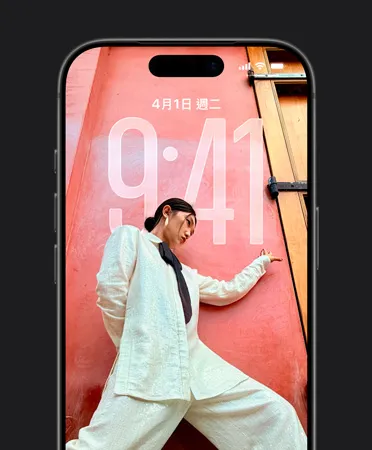 iPhone 鎖定畫面，展示根據鎖定畫面照片自動調整時間的顯示方式