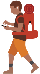 Iemand met een wandelrugzak en een gehoorapparaat houdt een iPhone vast en kijkt naar het scherm