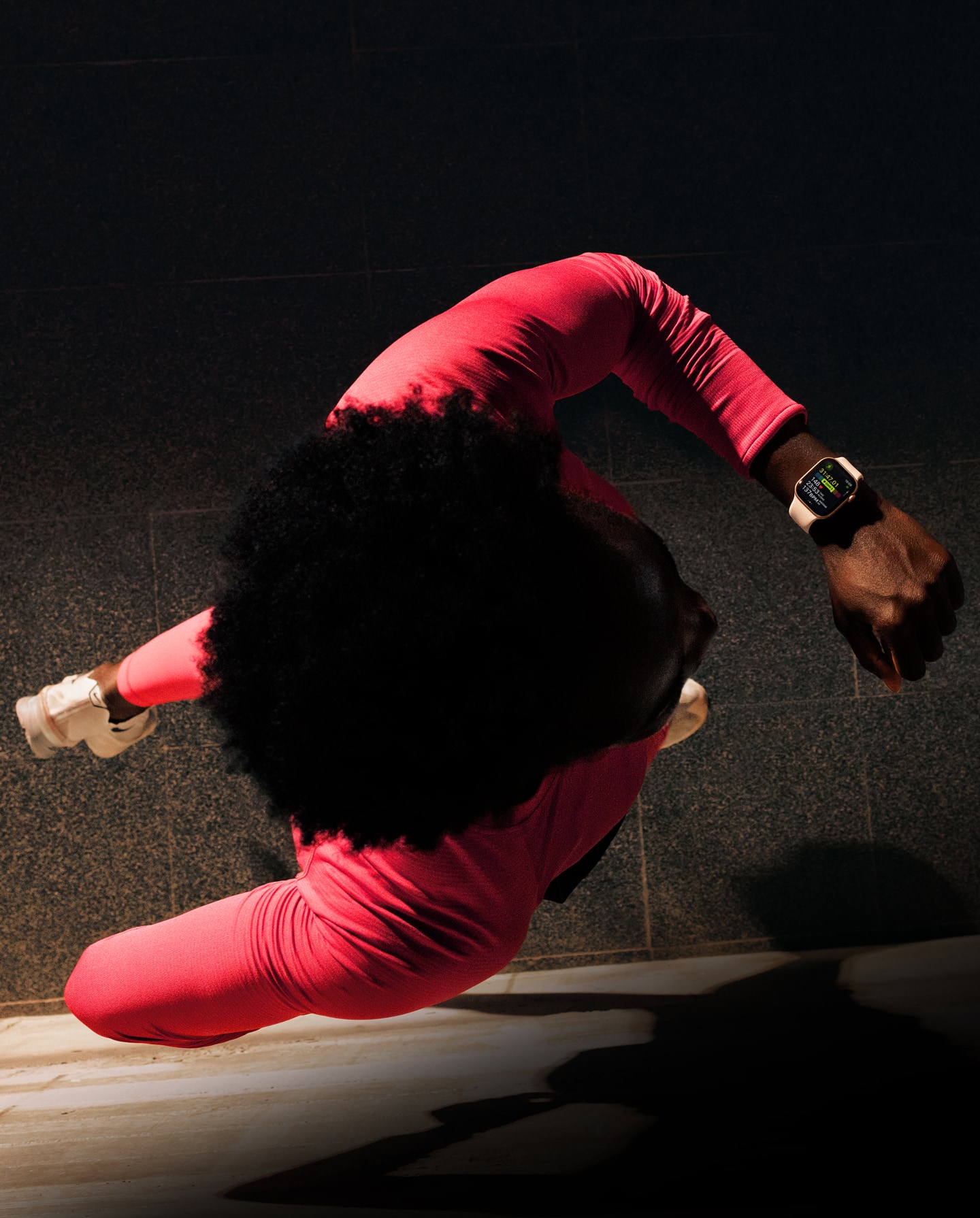 Une personne en train de courir suit son effort sur l’app Exercice d’une Apple Watch Series 11