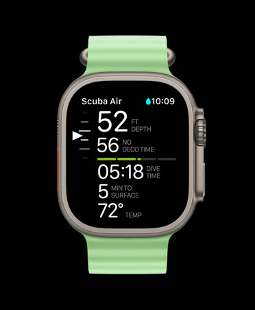 Apple Watch Ultra 3 med urkasse i farven naturligt titanium, Oceanic+ med information om dybde, dekomprimeringstid, dykketid, minutter til overfladen og vandtemperatur samt neongrøn Ocean-rem