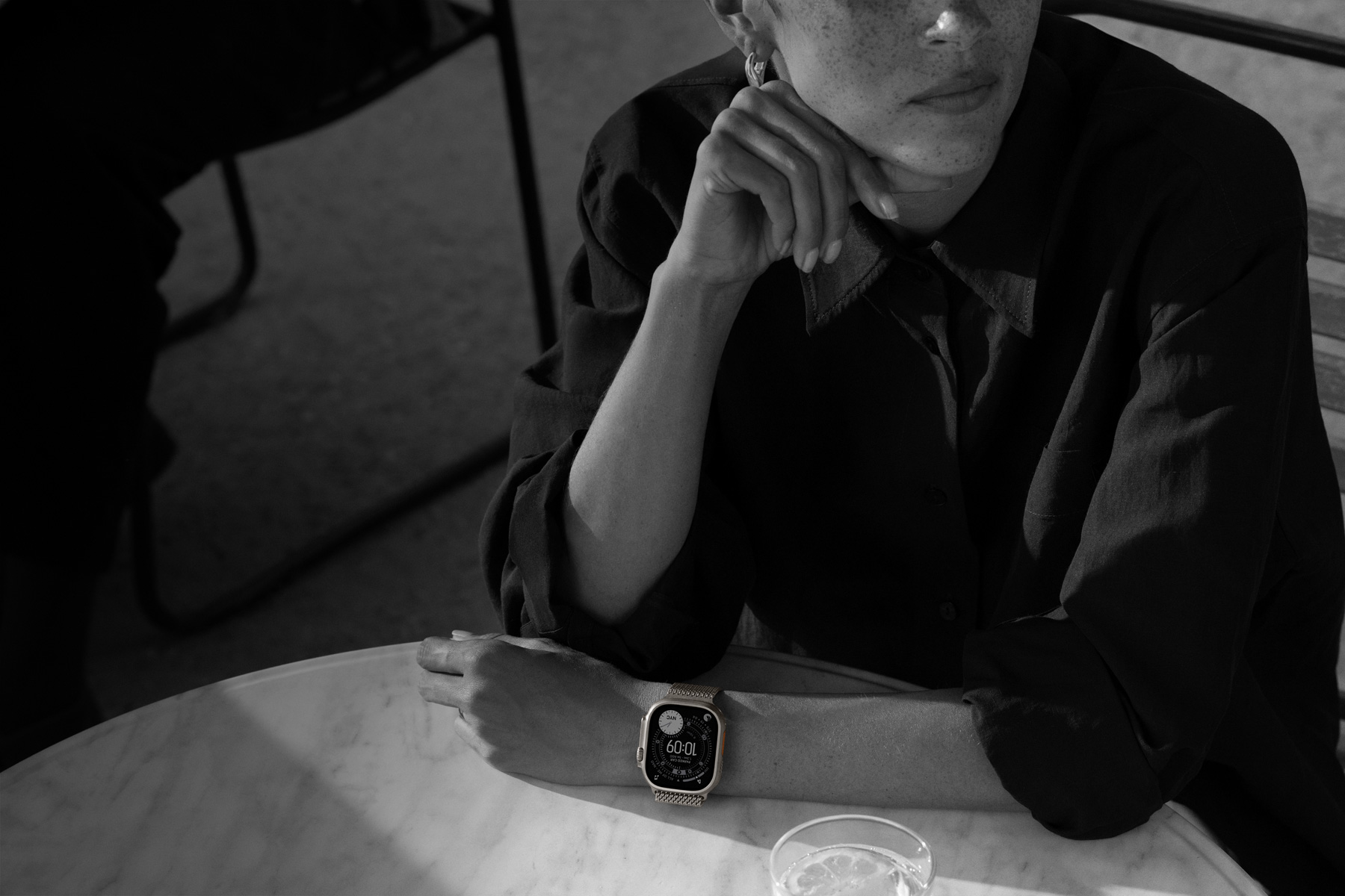 En person har Apple Watch Ultra 3 på på en restaurant