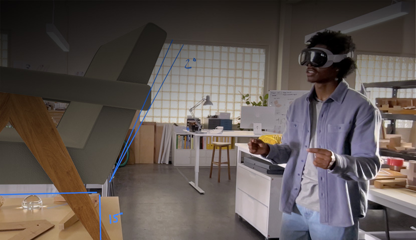 Apple Vision Proを装着したデザイナーが、手の動きを使って椅子の3Dプロジェクションの大きさを計測している