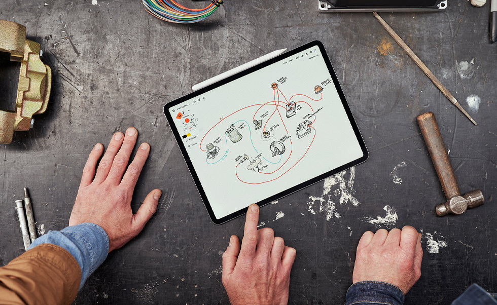 チームは、車両のスキャン、ムードボードの作成、3DモデルのデザインにiPhone、iPad、Apple Pencilを活用しています。