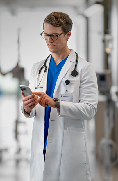 Cổ tay nhân viên y tế đeo Apple Watch hiển thị cảnh báo thuốc từ ứng dụng Epic.