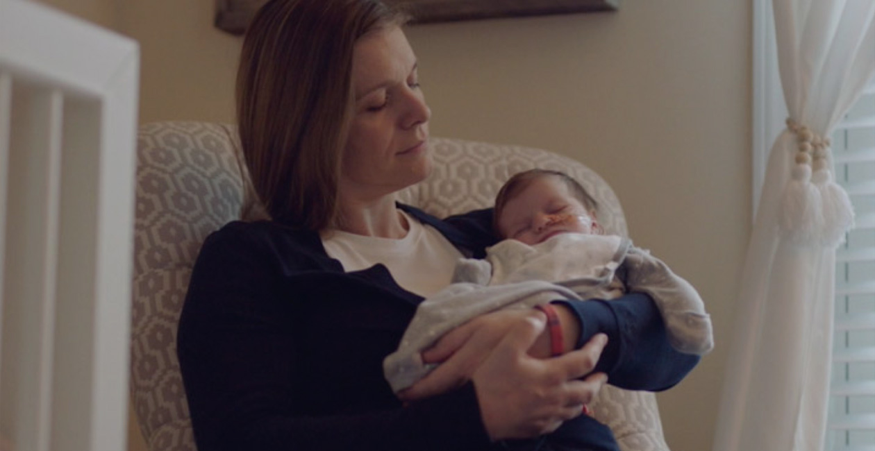 Uma mãe cuidando de seu bebê.