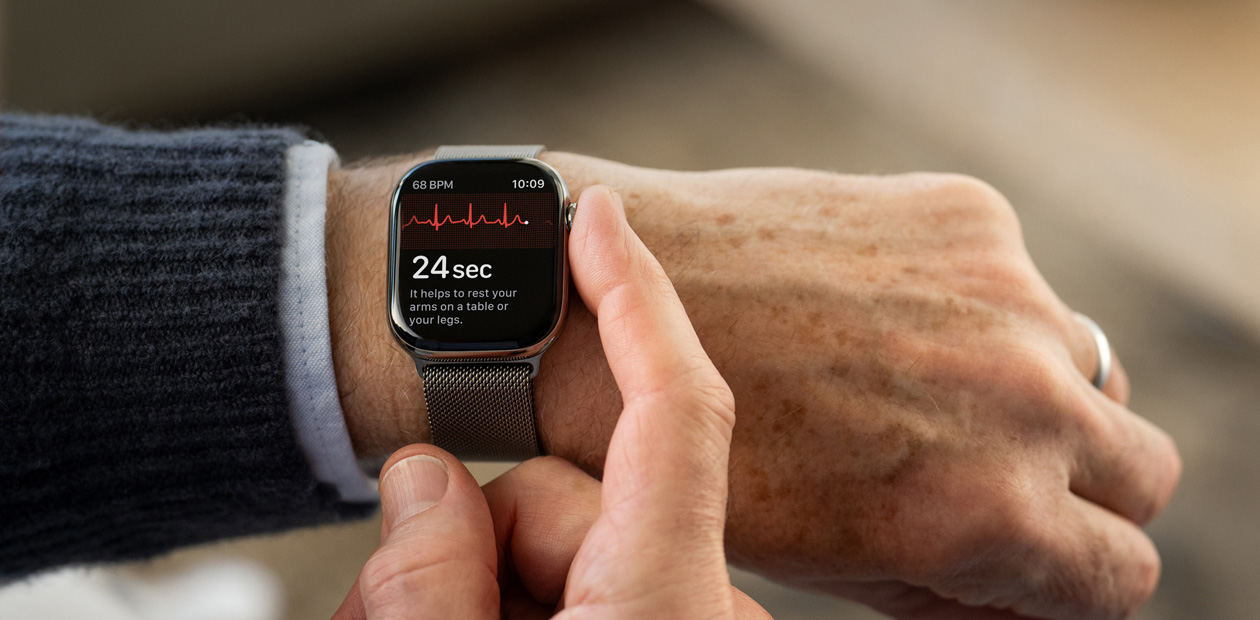 Pessoa faz um ECG com o app ECG no Apple Watch.