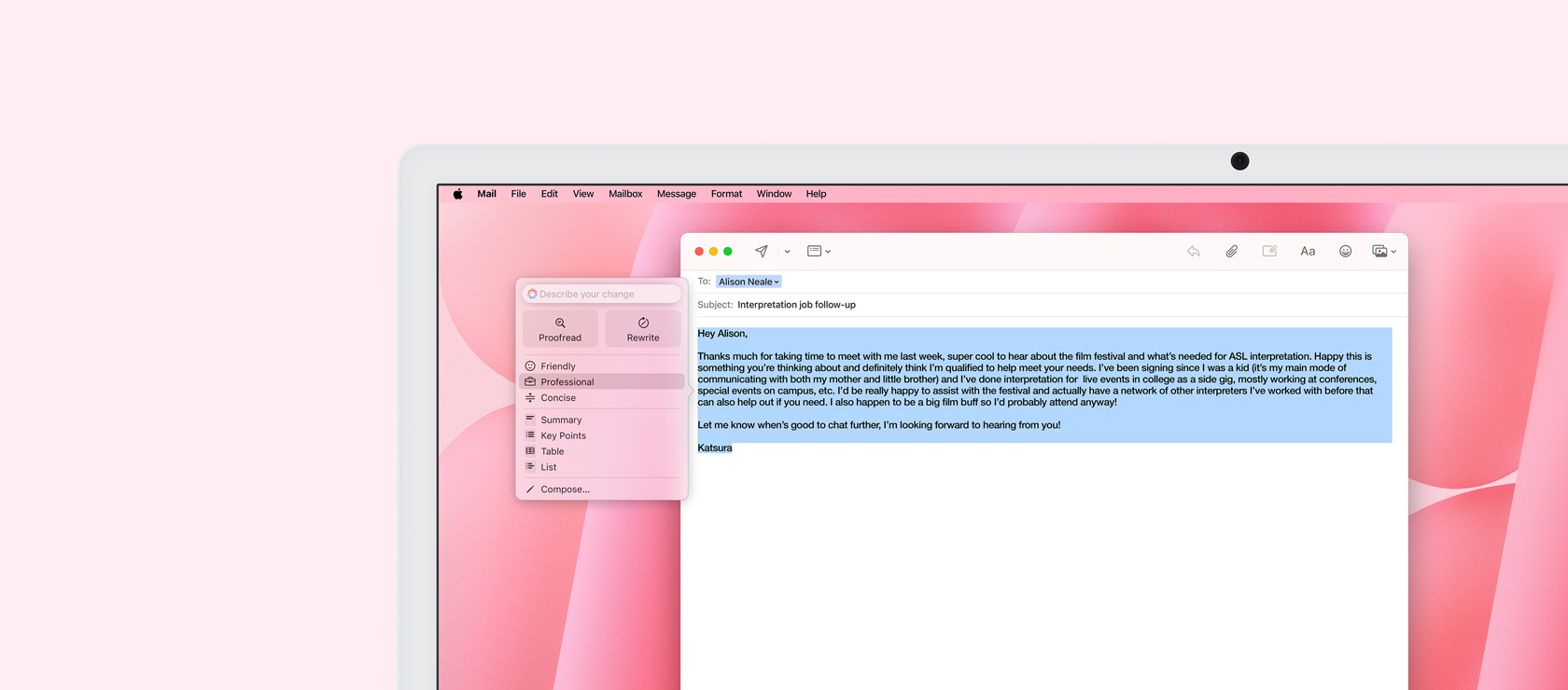 Pantalla de una iMac que muestra la funcionalidad Herramientas de Escritura en la app Mail. La pantalla muestra el borrador de un email resaltado con la opción 'Tono Profesional' al lado.