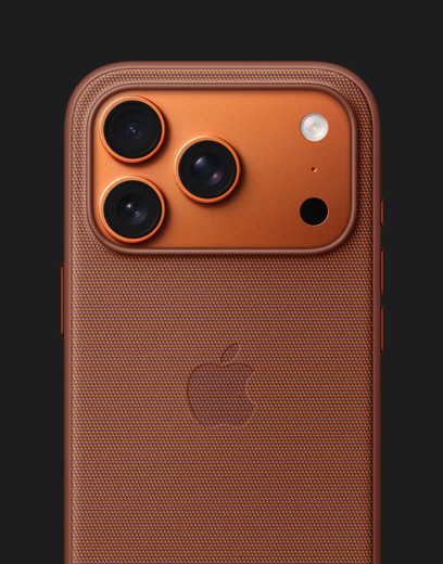 Vista traseira do iPhone 17 Pro laranja cósmico, com Capa em tecido TechWoven laranja com MagSafe
